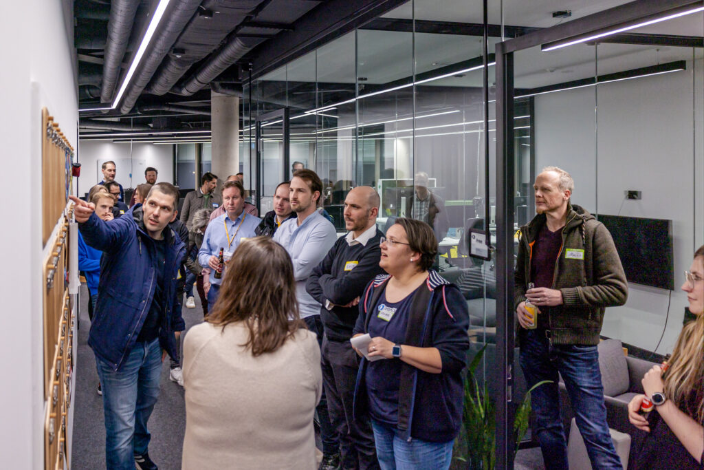 Meetup Digitales Bonn bei LeanIX: Menschengruppe bei Führung durchs Unternehmen