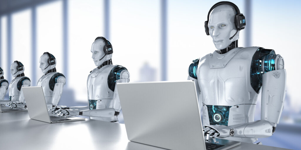Chatbots arbeiten rund um die Uhr. Vier Roboter sitzen vor Laptops.