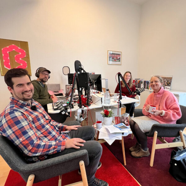 Sascha, Marc, Inga und Frau Guski-Leinwand bei der Aufnahme des Wissenschafts-Podcasts im Bonn.digital-Tonstudio.