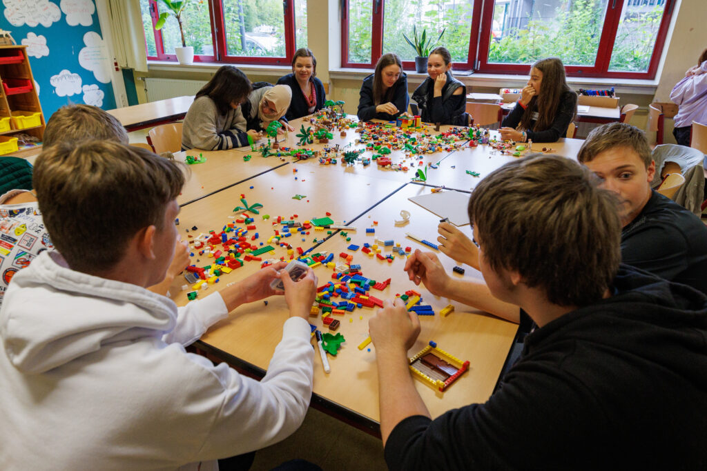 Legosteine auf dem Tisch und Jugendliche