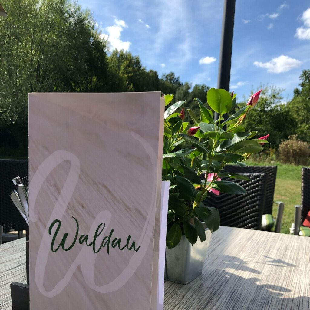 Speisekarte auf Tisch im Biergarten