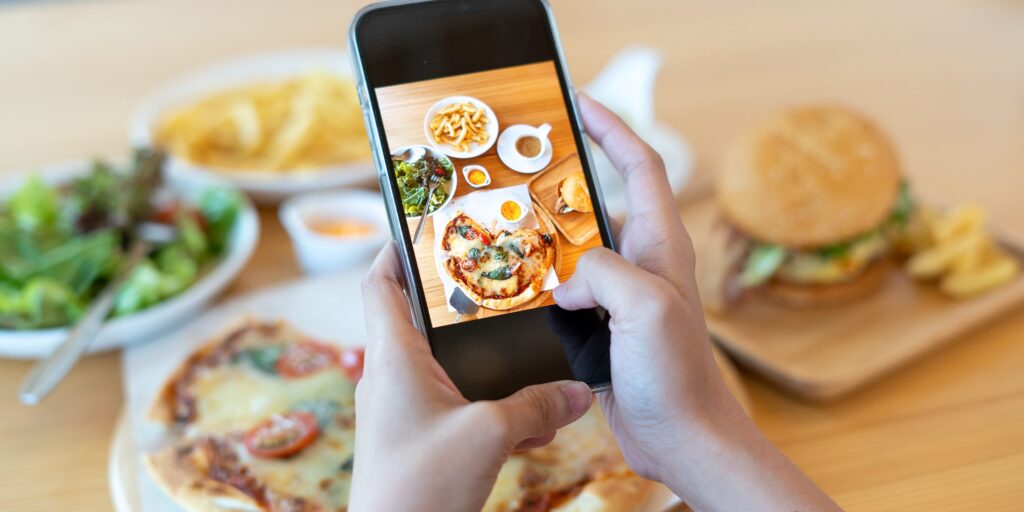 Essen wird mit Smartphone fotografiert