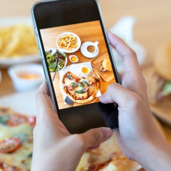 Essen wird mit Smartphone fotografiert