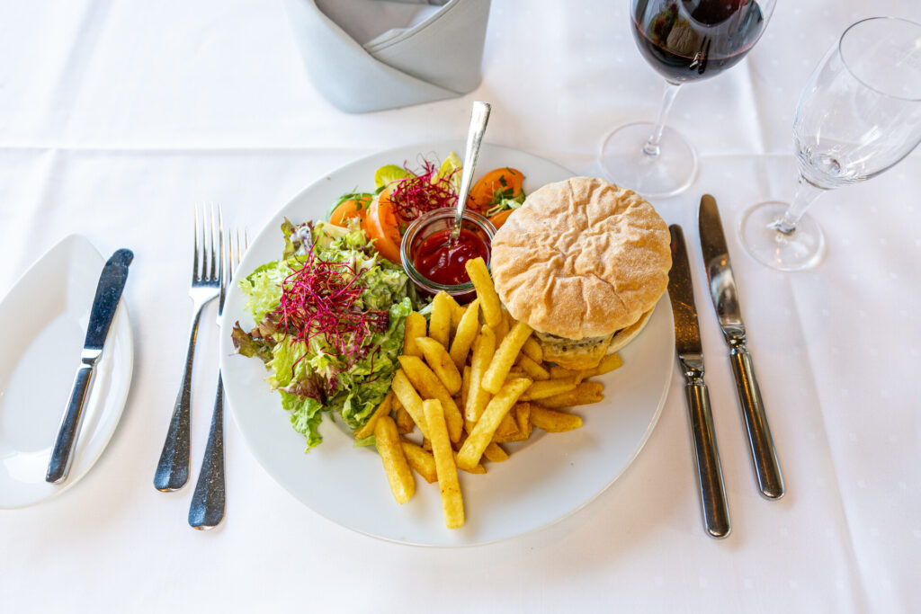 Social Media für die Gastronomie: Burger mit Pommes und Salat