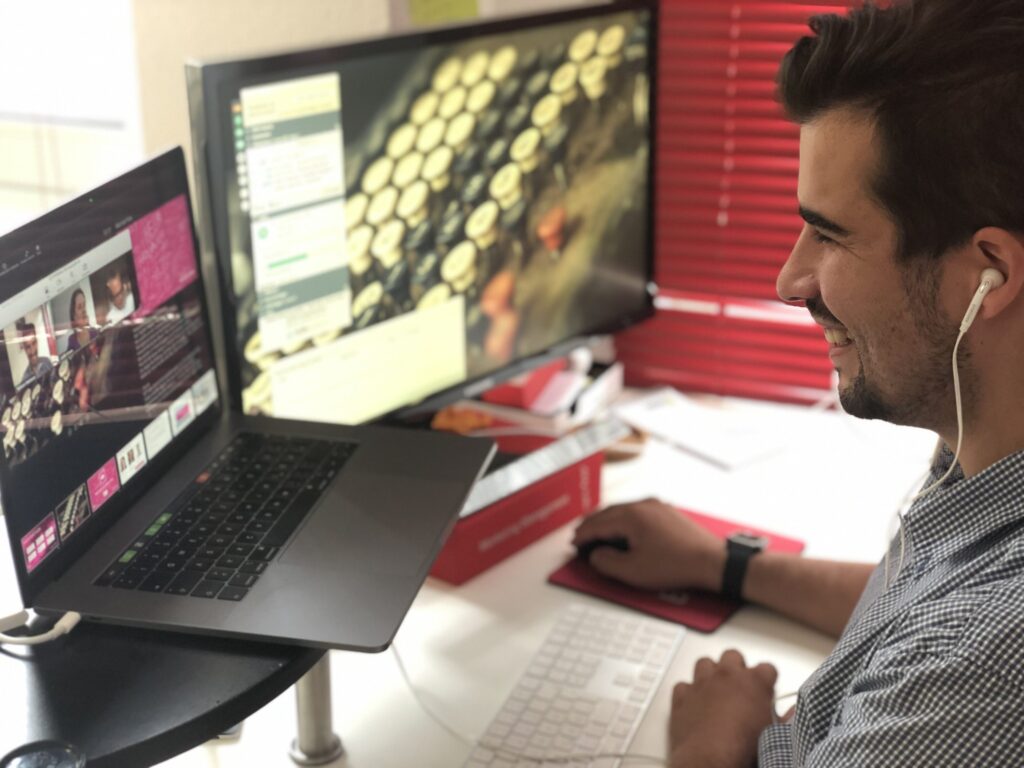 Sascha Foerster in einer Videokonferenz.