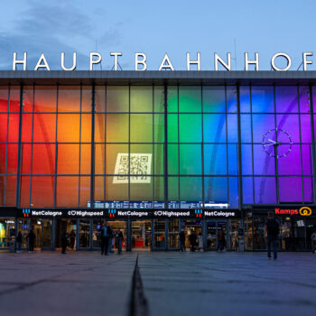 Pride Month: Der Kölner Hauptbahnhof erstrahlt im Juni in Regenbogenfarben.