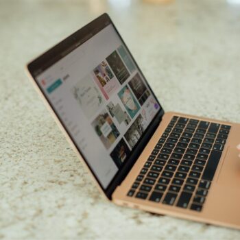 Laptop mit geöffneter Canva-App
