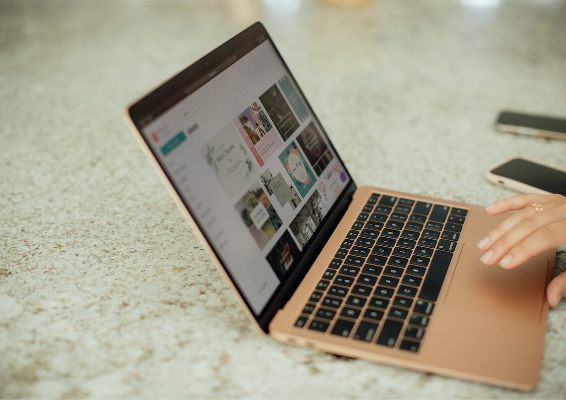 Laptop mit geöffneter Canva-App