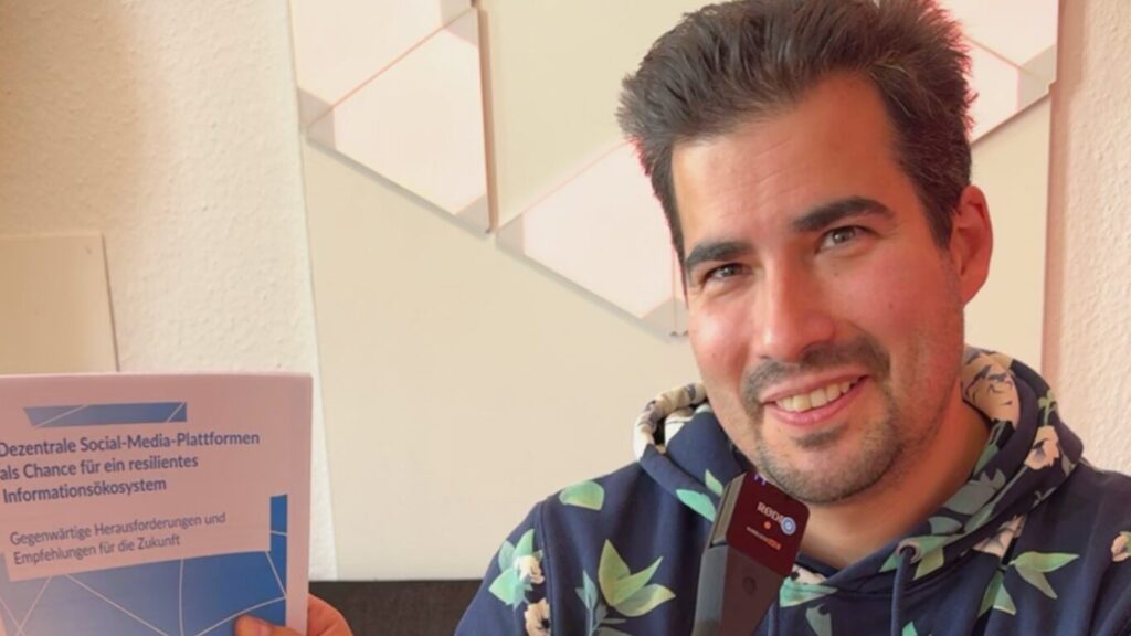 Sascha mit dem Save Social Report